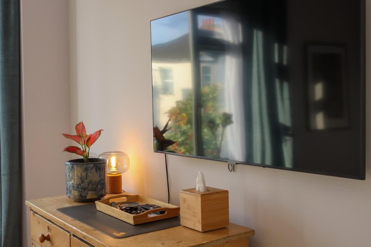 Modern Double Bedroom In City Apartment Room 1 Лондон Экстерьер фото