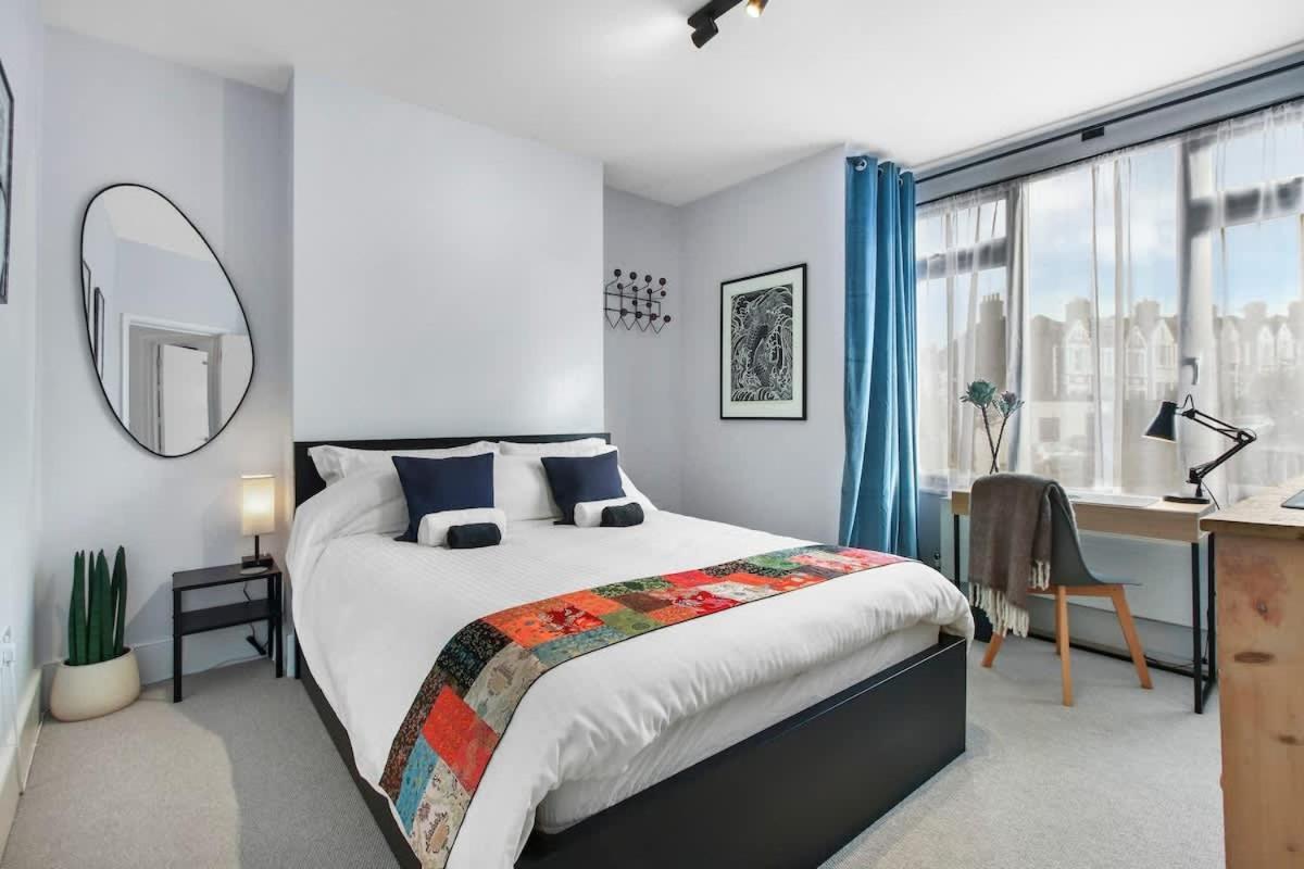 Modern Double Bedroom In City Apartment Room 1 Лондон Экстерьер фото