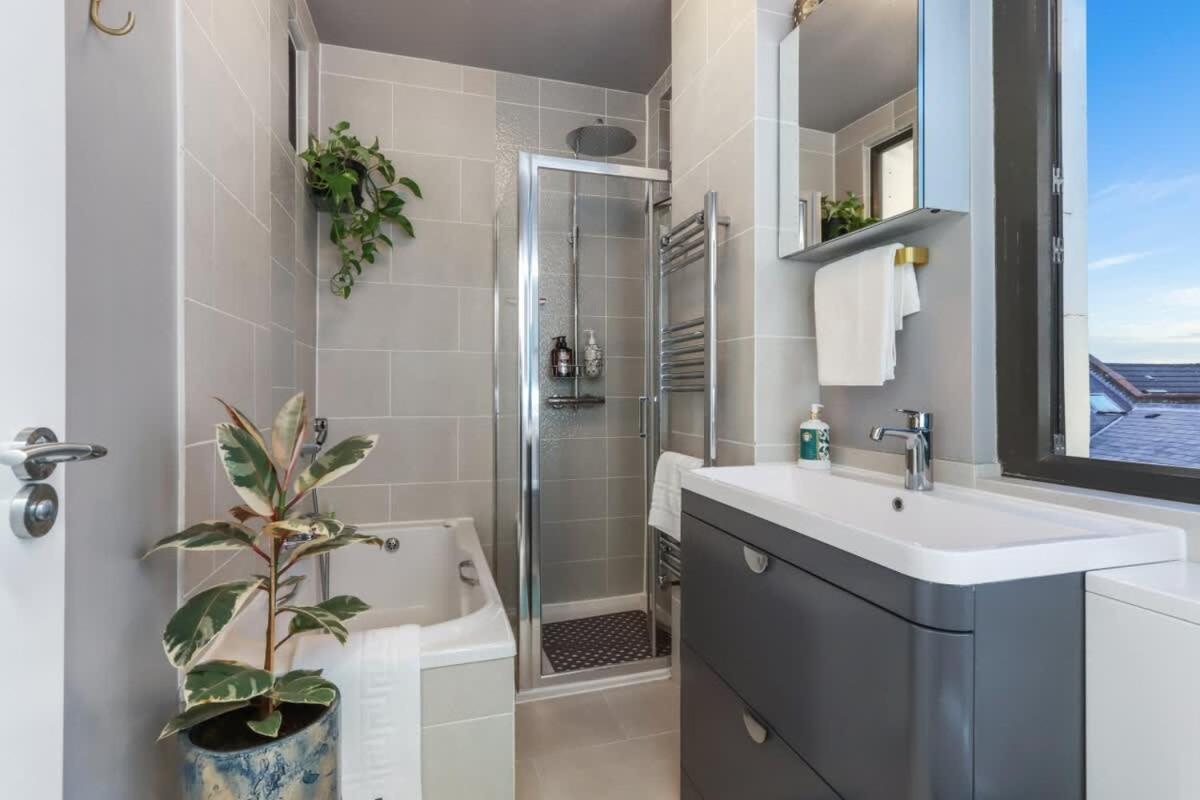 Modern Double Bedroom In City Apartment Room 1 Лондон Экстерьер фото